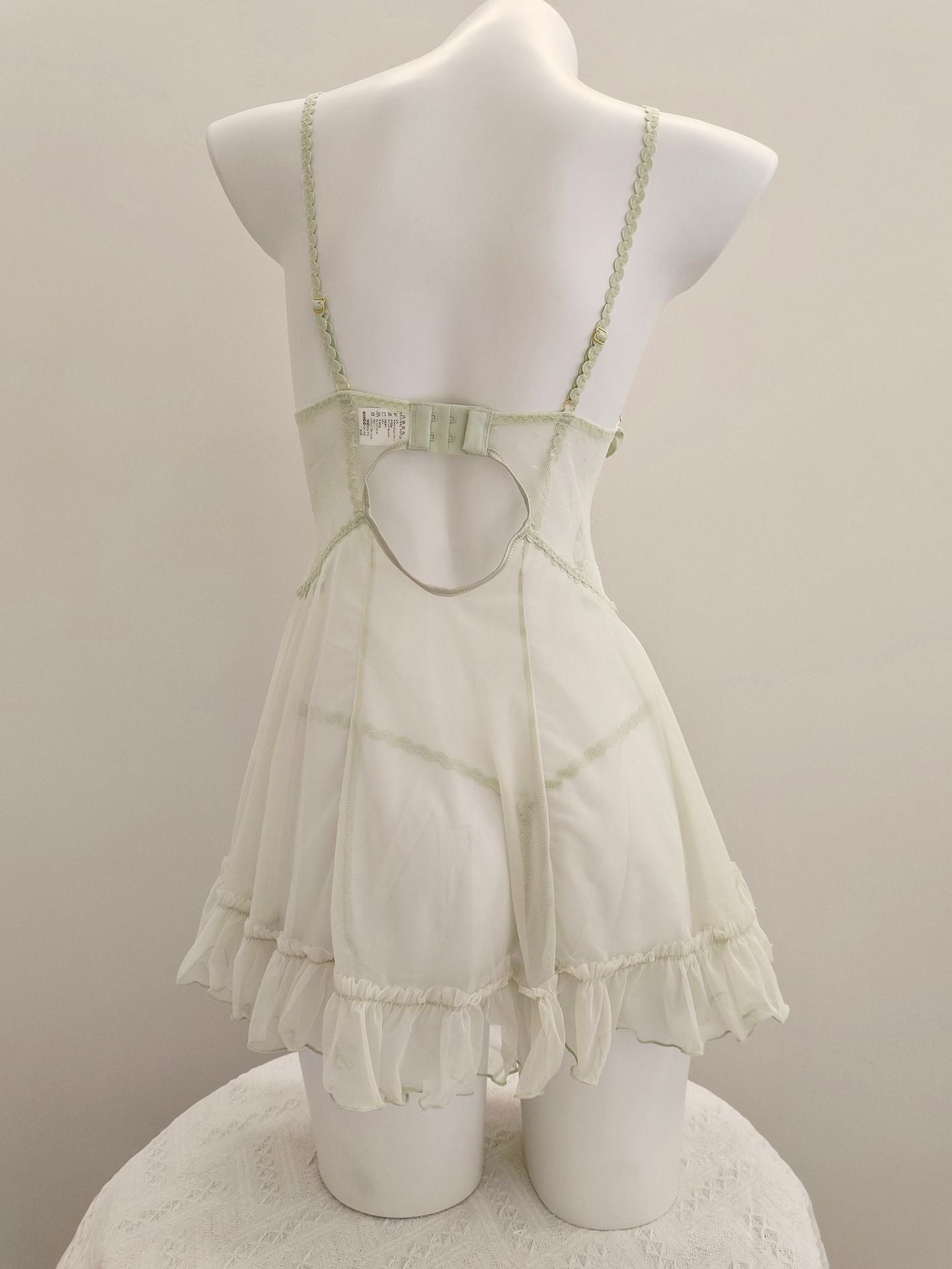 Violetta - Slip à volants en dentelle et robe à bretelles vintage