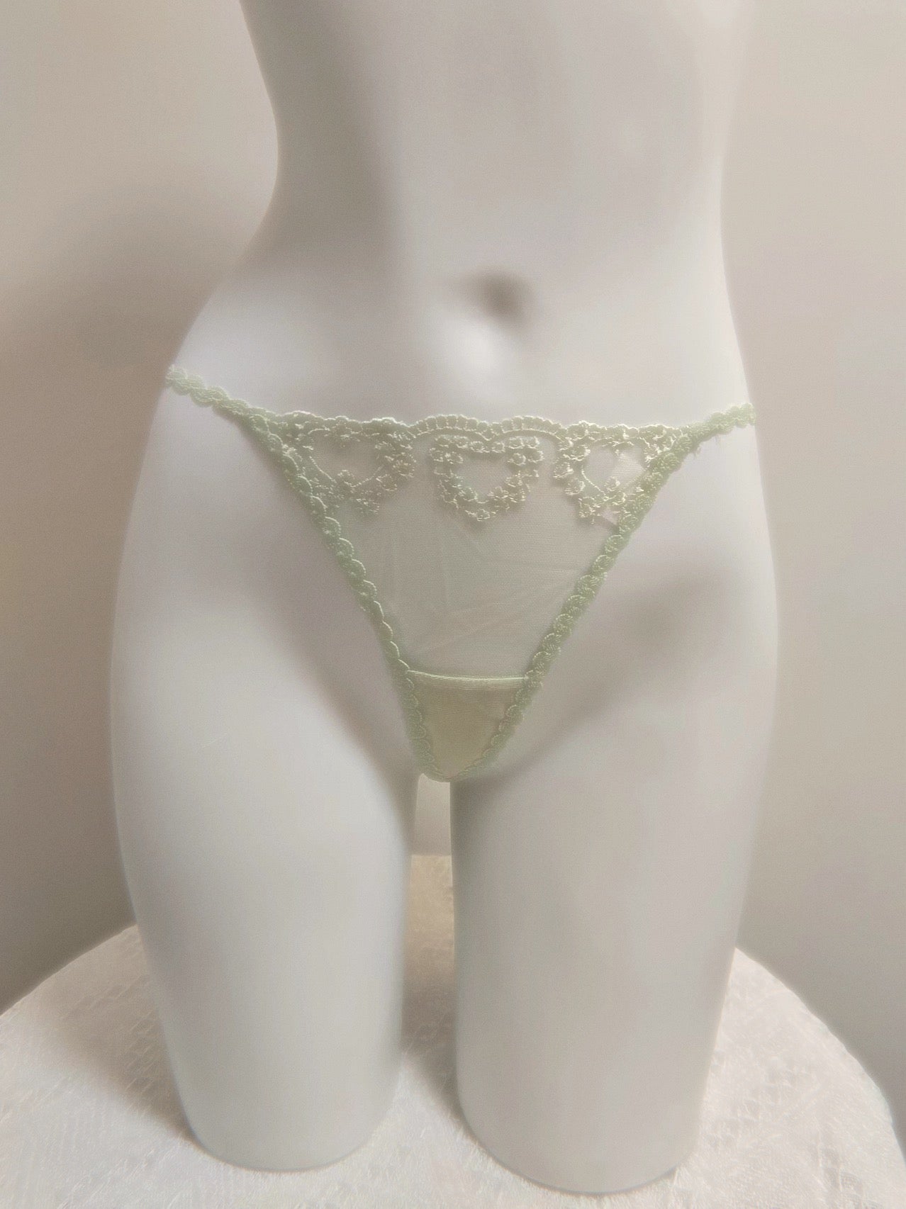 Violetta - Slip à volants en dentelle et robe à bretelles vintage