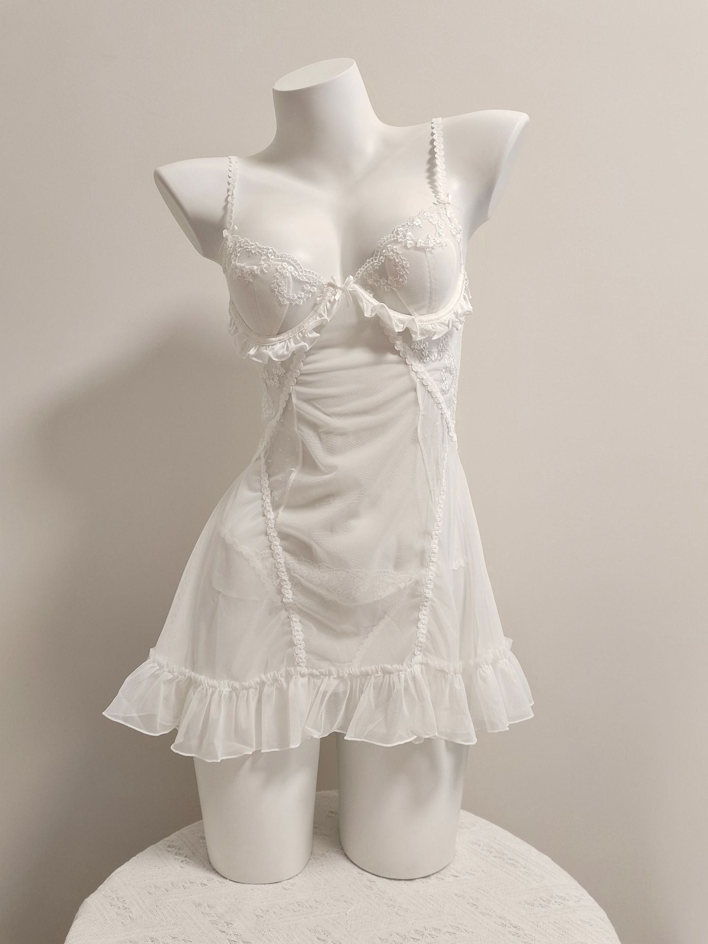 Violetta - Slip à volants en dentelle et robe à bretelles vintage