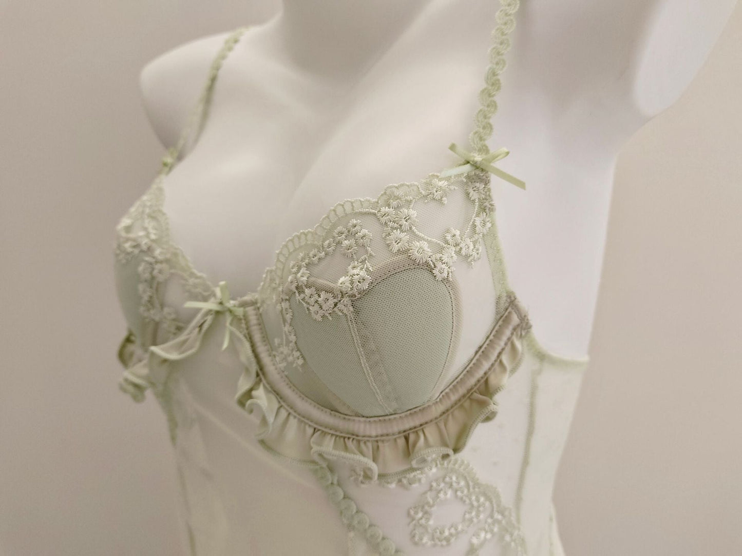 Violetta - Slip à volants en dentelle et robe à bretelles vintage