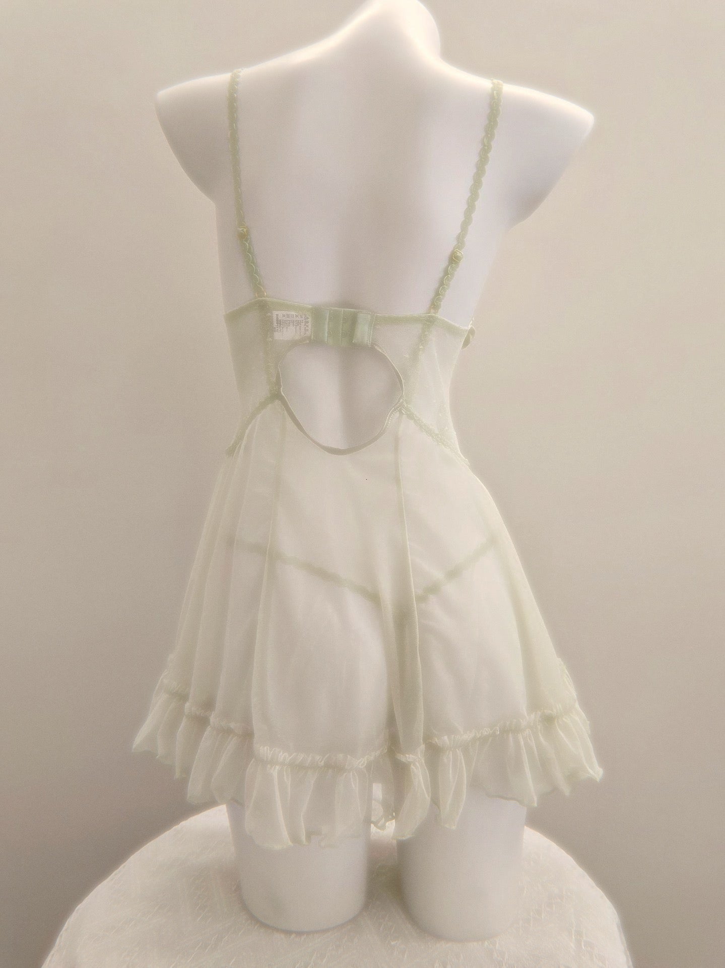 Violetta - Slip à volants en dentelle et robe à bretelles vintage