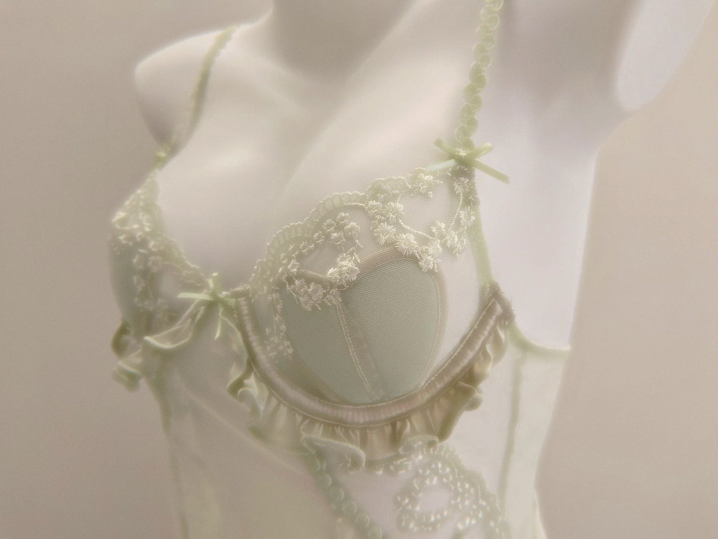 Violetta - Slip à volants en dentelle et robe à bretelles vintage