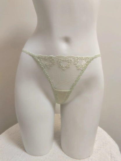 Violetta - Slip à volants en dentelle et robe à bretelles vintage