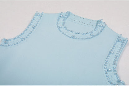 Sharon met parel bezet vest en jurk